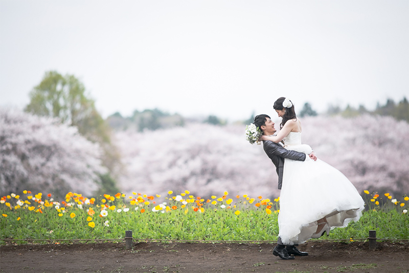 春のムードを堪能！「昭和記念公園」のお花畑でフォトウェディングを