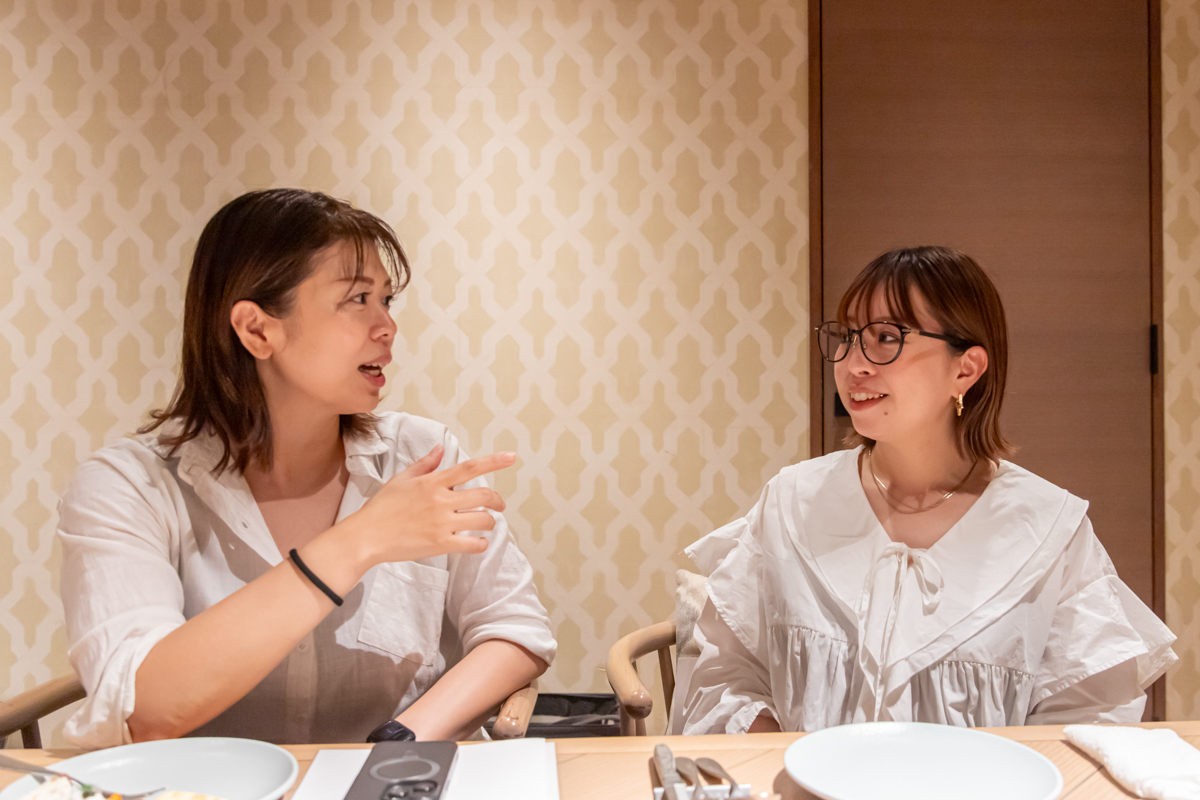 社長や役員と話すスタッフの写真
